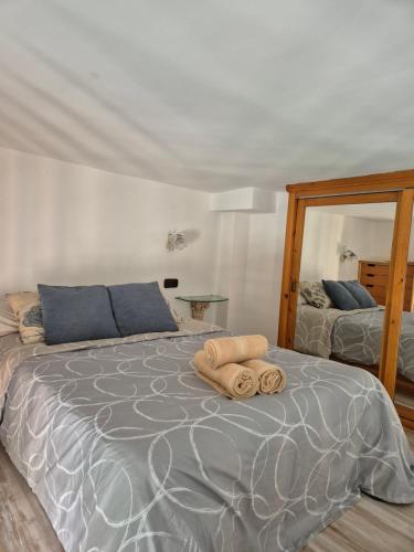 een bed met twee handdoeken in een slaapkamer bij Catedral Suite in Granada