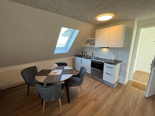 Bredsten的住宿－Go-Sleep Bredehus，厨房以及带桌椅的用餐室。