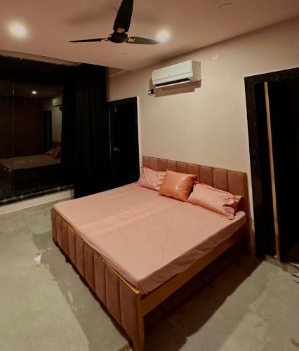 uma cama num quarto com uma ventoinha de tecto em Lost &Found em Bhopal