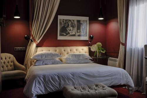 a bedroom with a large bed with red walls at Vozdvyzhensky Boutique Hotel in Kyiv