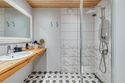a bathroom with a shower and a sink at Kesklinna majutus in Haapsalu