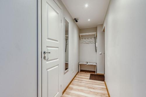 a hallway with a white door and a room at Kesklinna majutus in Haapsalu
