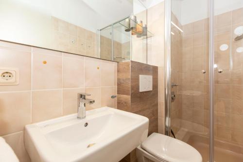a bathroom with a sink and a shower and a toilet at Lord Nelson 715 in Döse
