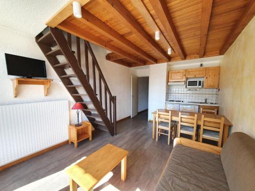 un salon avec une table et une cuisine dans l'établissement Meijotel - 508 - Appart duplex - 6 pers, à Les Deux Alpes