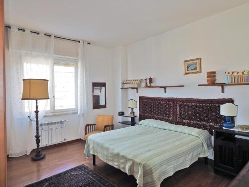 um quarto com uma cama, uma secretária e uma janela em Felicitas (Charming House) em Lerici