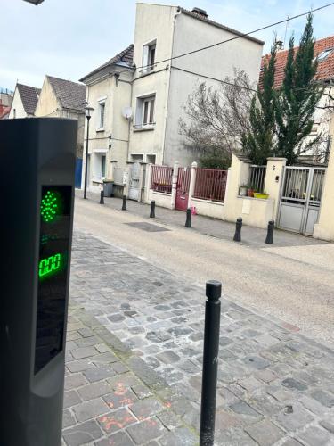 a parking meter sitting on the side of a street at Grand logement Centre Ville Massy in Massy