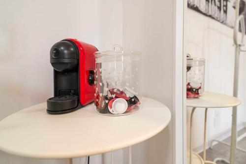 a red blender sitting on top of a white shelf at SUITE INALPI ARENA STADIO OLIMPICO TORINO in Turin