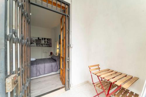 Habitación con una puerta que conduce a un dormitorio en SUITE INALPI ARENA STADIO OLIMPICO TORINO, en Turín