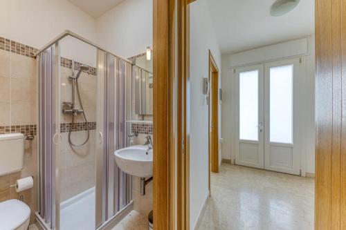 W łazience znajduje się prysznic, umywalka i toaleta. w obiekcie Camere arcobaleno fronte mare a Torre san Giovanni w mieście Torre San Giovanni Ugento