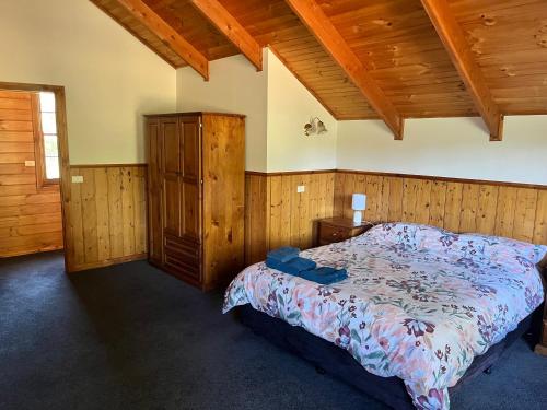 um quarto com uma cama e um tecto de madeira em Kappering Retreat em Portland