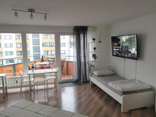 een kamer met een bed en een woonkamer met een balkon bij one Room Apartment 15 min to Fair in Hannover