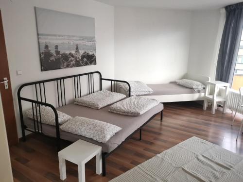 een kamer met 2 bedden en een tafel en stoelen bij one Room Apartment 15 min to Fair in Hannover