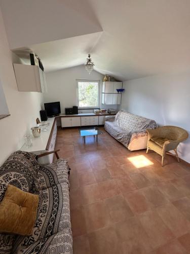 uma sala de estar com um sofá e uma mesa em Villa Costa by PortofinoVacanze em San Lorenzo della Costa