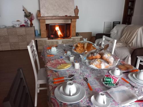 - une table avec de la nourriture et une cheminée dans l'établissement VILLA VIRGINIA, à Piazza Armerina