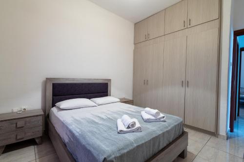 sypialnia z łóżkiem i białymi butami na nim w obiekcie King home Larissa city w mieście Larisa