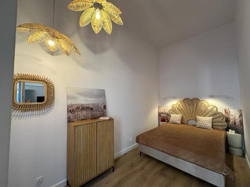 Schlafzimmer mit einem Bett und einem Wandspiegel in der Unterkunft Apartamenty Joy me Szklarska Poręba in Szklarska Poręba