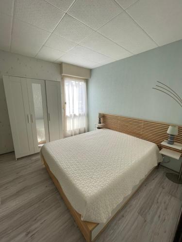 a bedroom with a large bed and a window at Réf 531, Seignosse Océan, Appartement proche de la plage et du centre, 4 personnes in Seignosse