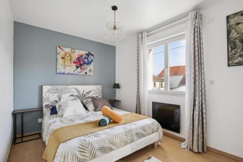 1 dormitorio con cama y ventana en Kandinsky - 3 chambres à Roissy, en Le Thillay
