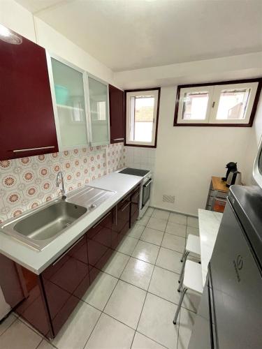 a kitchen with a sink and a refrigerator at Réf 531, Seignosse Océan, Appartement proche de la plage et du centre, 4 personnes in Seignosse