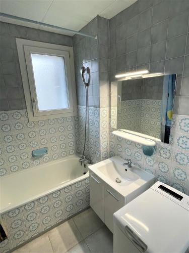 a bathroom with a sink and a tub and a toilet at Réf 531, Seignosse Océan, Appartement proche de la plage et du centre, 4 personnes in Seignosse