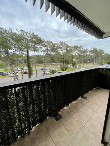 a balcony with a view of a parking lot at Réf 531, Seignosse Océan, Appartement proche de la plage et du centre, 4 personnes in Seignosse