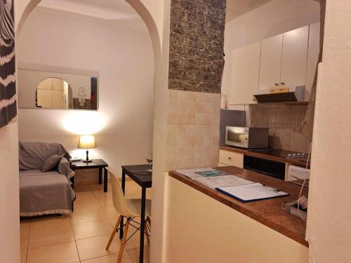 Una cocina o zona de cocina en Kato Paphos Apt 400m To The Beach