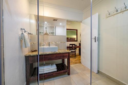 Bilik mandi di Little Pilgrims Boutique Hotel