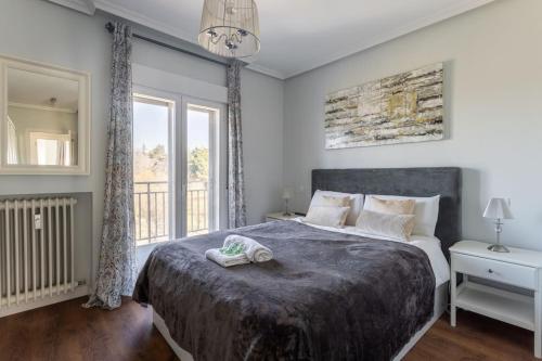 a bedroom with a large bed and a large window at Precioso apartamento con vistas excepcionales (Seg.5) in Madrid