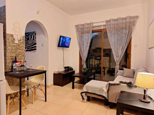 una sala de estar con un sofá y una mesa en Kato Paphos Apt 400m To The Beach, en Pafos