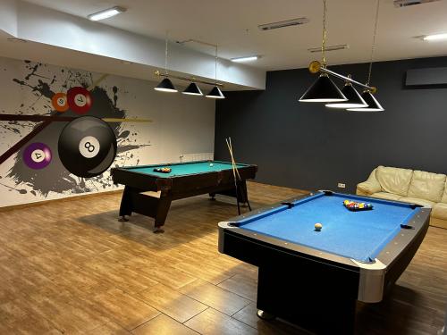 een kamer met een pooltafel en een bank bij Pod Bukami - Chill&SPA in Szklarska Poręba