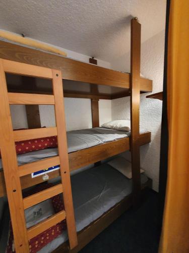 Cette chambre dispose de lits superposés et de 2 lits superposés. dans l'établissement Meijotel - 67 - Studio belle vue - 4 pers, à Les Deux Alpes