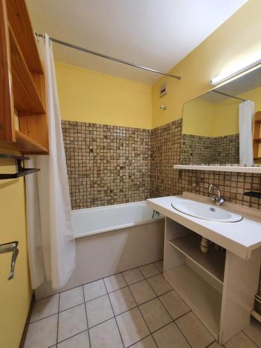 une salle de bain avec un lavabo et une baignoire dans l'établissement Meijotel - 67 - Studio belle vue - 4 pers, à Les Deux Alpes
