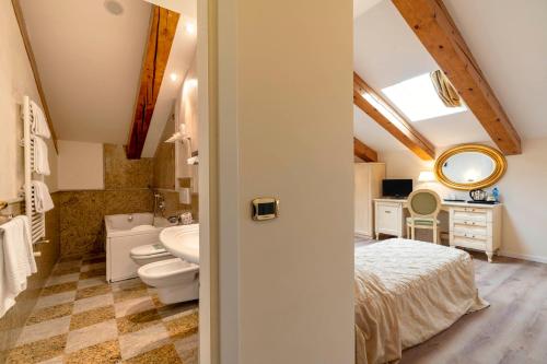 y baño con cama, lavabo y aseo. en Hotel Panorama, en Lido de Venecia