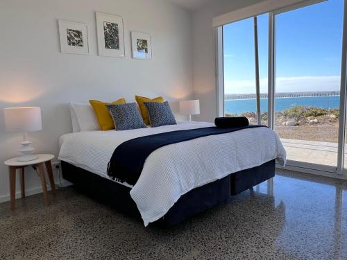 Ένα ή περισσότερα κρεβάτια σε δωμάτιο στο Wild Retreat - Luxury Home with Magnificent Views