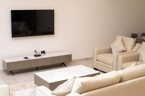 Una televisión o centro de entretenimiento en 2-Bedroom Apartment