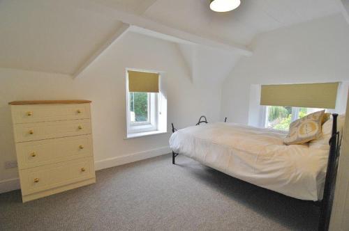a bedroom with a bed and a dresser in it at Trade Digs Ryeleaze Road in Stroud