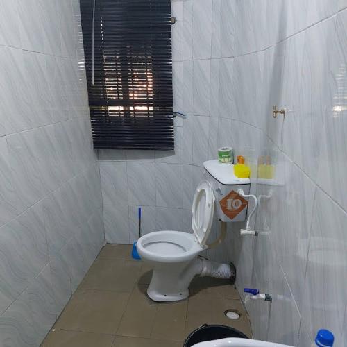 イバダンにあるDiek Guest Houseのバスルーム(白いトイレ、窓付)