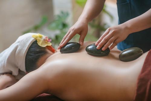 una mujer recibiendo un masaje en su espalda en The Oriental Jade Hotel en Hanói