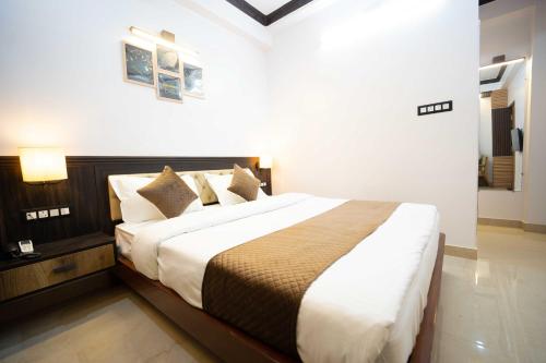 a bedroom with a large bed in a room at Ivy Nirvana in Kiul