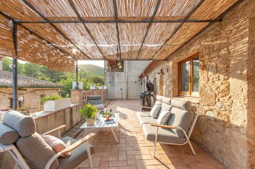 an outdoor patio with chairs and a table at Majordoms - Cal Sabater in Las Escaulas