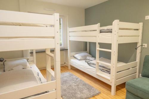 Poschodová posteľ alebo postele v izbe v ubytovaní Charmant appartement, entre centre-station de ski