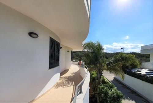 Casa blanca con balcón con palmeras en Appartamento con tutti i confort, en Castro di Lecce