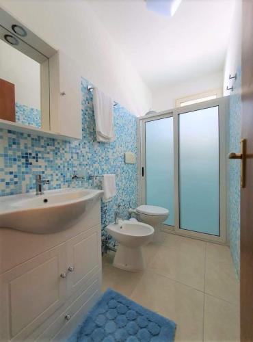 y baño con lavabo y aseo. en Appartamento con tutti i confort, en Castro di Lecce