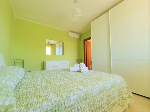 1 dormitorio con 1 cama con 2 almohadas en Appartamento con tutti i confort, en Castro di Lecce