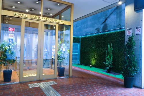 大阪的住宿－梅田地標酒店，大厅,带有玻璃旋转门的建筑