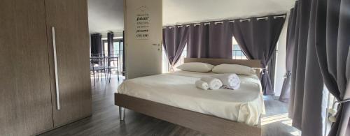 Design Loft Monteponi في تورينو: غرفة نوم عليها سرير ووسادتين
