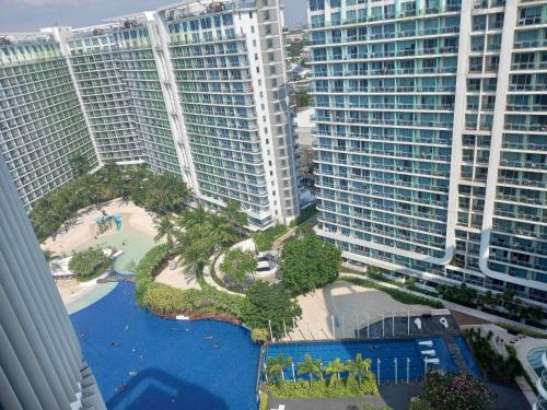 una vista aérea de una ciudad con edificios altos en Azure Staycation By Dubai Cabin en Manila