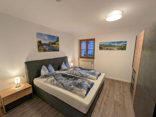 een slaapkamer met een bed met 2 kussens erop bij Ferienwohnungen Matheisl in Ruhpolding