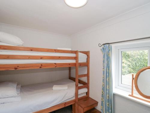 sypialnia z 2 łóżkami piętrowymi i oknem w obiekcie Stones Throw w mieście Lymington