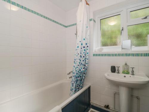 W łazience znajduje się umywalka, wanna i umywalka. w obiekcie Stones Throw w mieście Lymington
